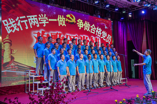 制酒一车间大合唱《中国中国,鲜红的太阳永不落》、《团结就是力量》_副本.jpg